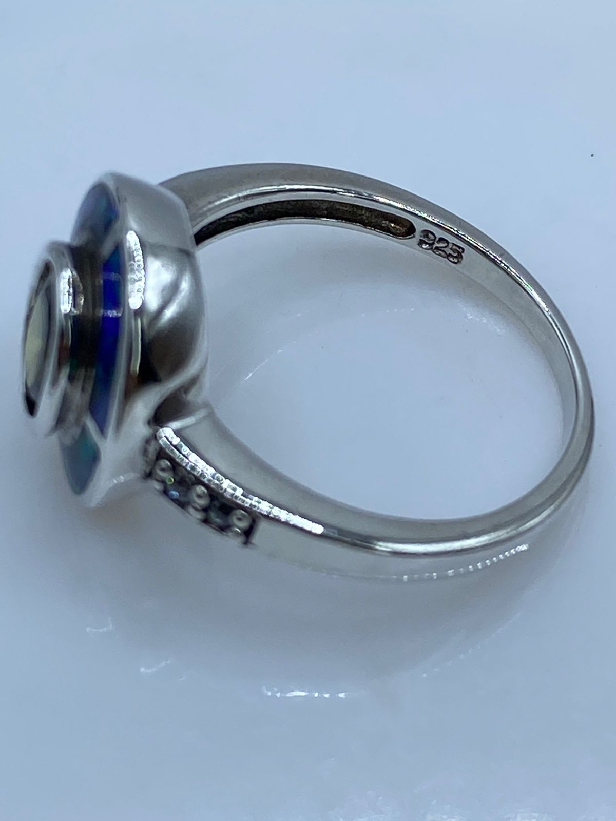 Anillo de Plata Ley 925 con Ópalo de Fuego Azul y Zirconia Verde Olivo