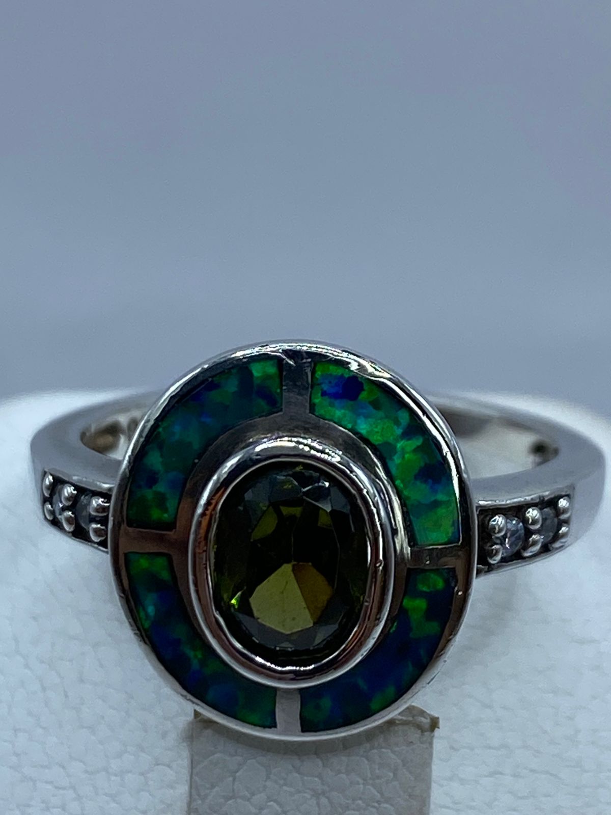 Anillo de Plata Ley 925 con Ópalo de Fuego Azul y Zirconia Verde Olivo