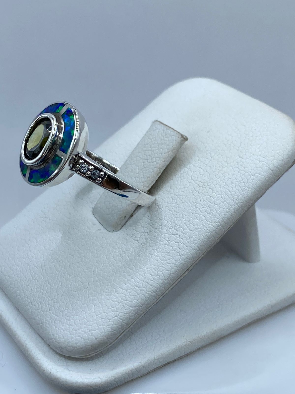Anillo de Plata Ley 925 con Ópalo de Fuego Azul y Zirconia Verde Olivo