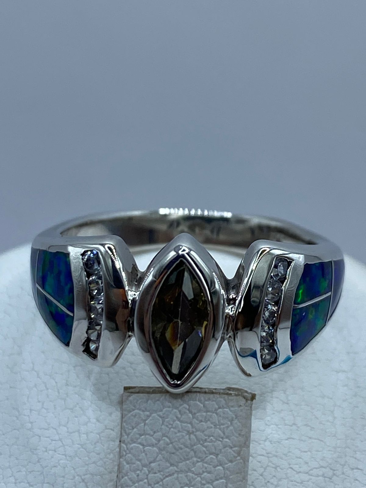 Anillo de Plata Ley 925 con Ópalo de Fuego Azul y Zirconia Verde Olivo