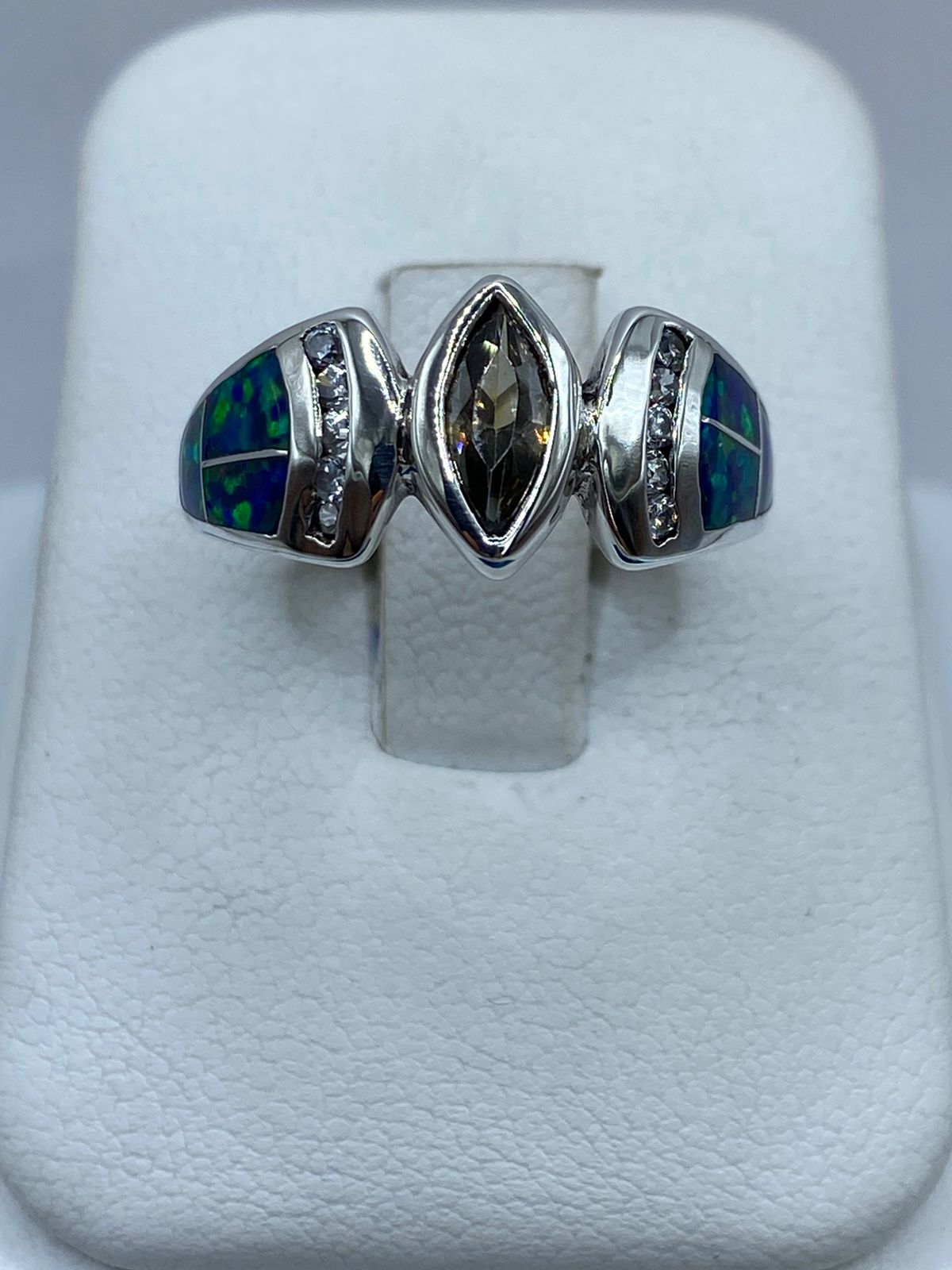 Anillo de Plata Ley 925 con Ópalo de Fuego Azul y Zirconia Verde Olivo