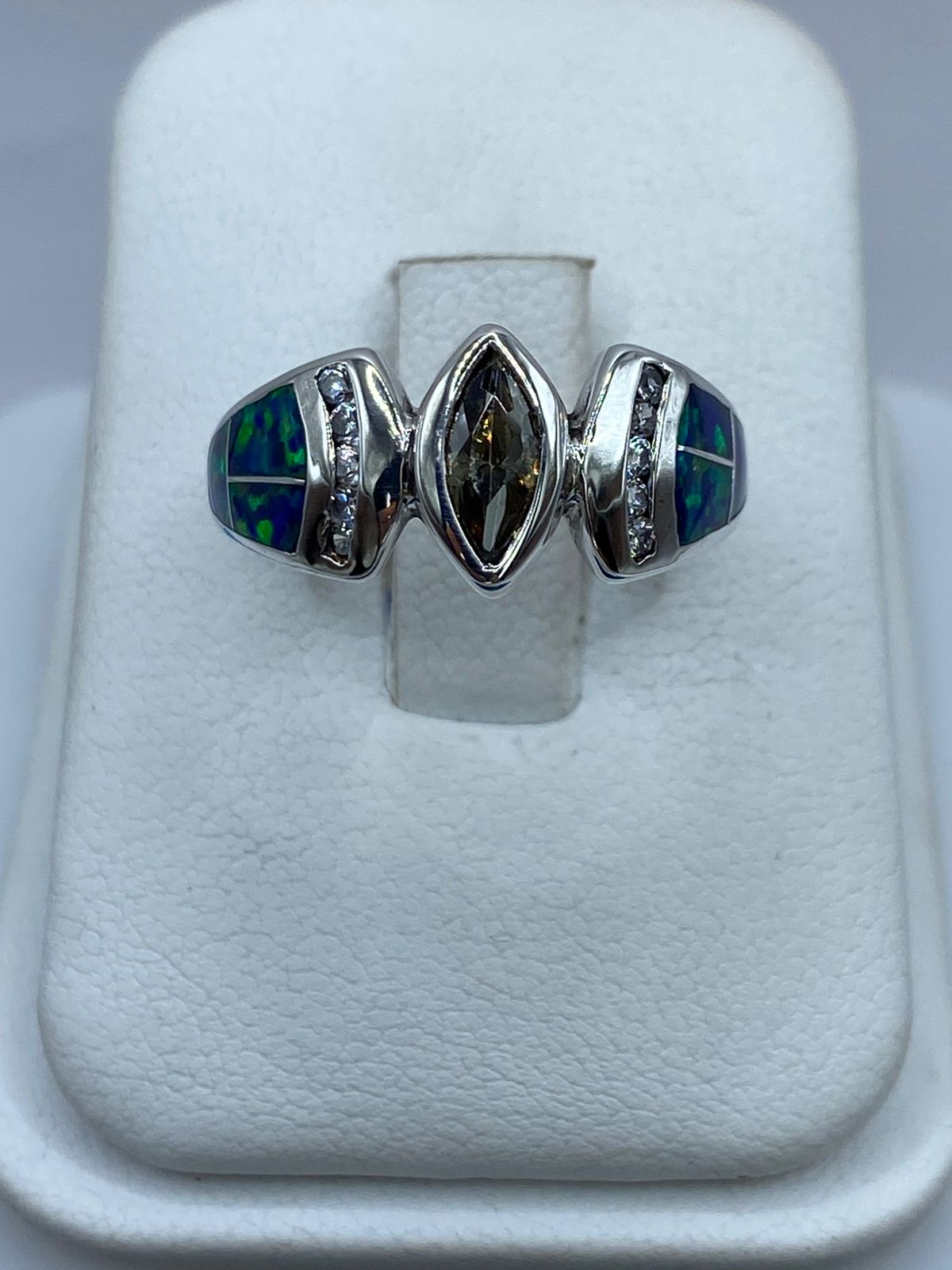Anillo de Plata Ley 925 con Ópalo de Fuego Azul y Zirconia Verde Olivo