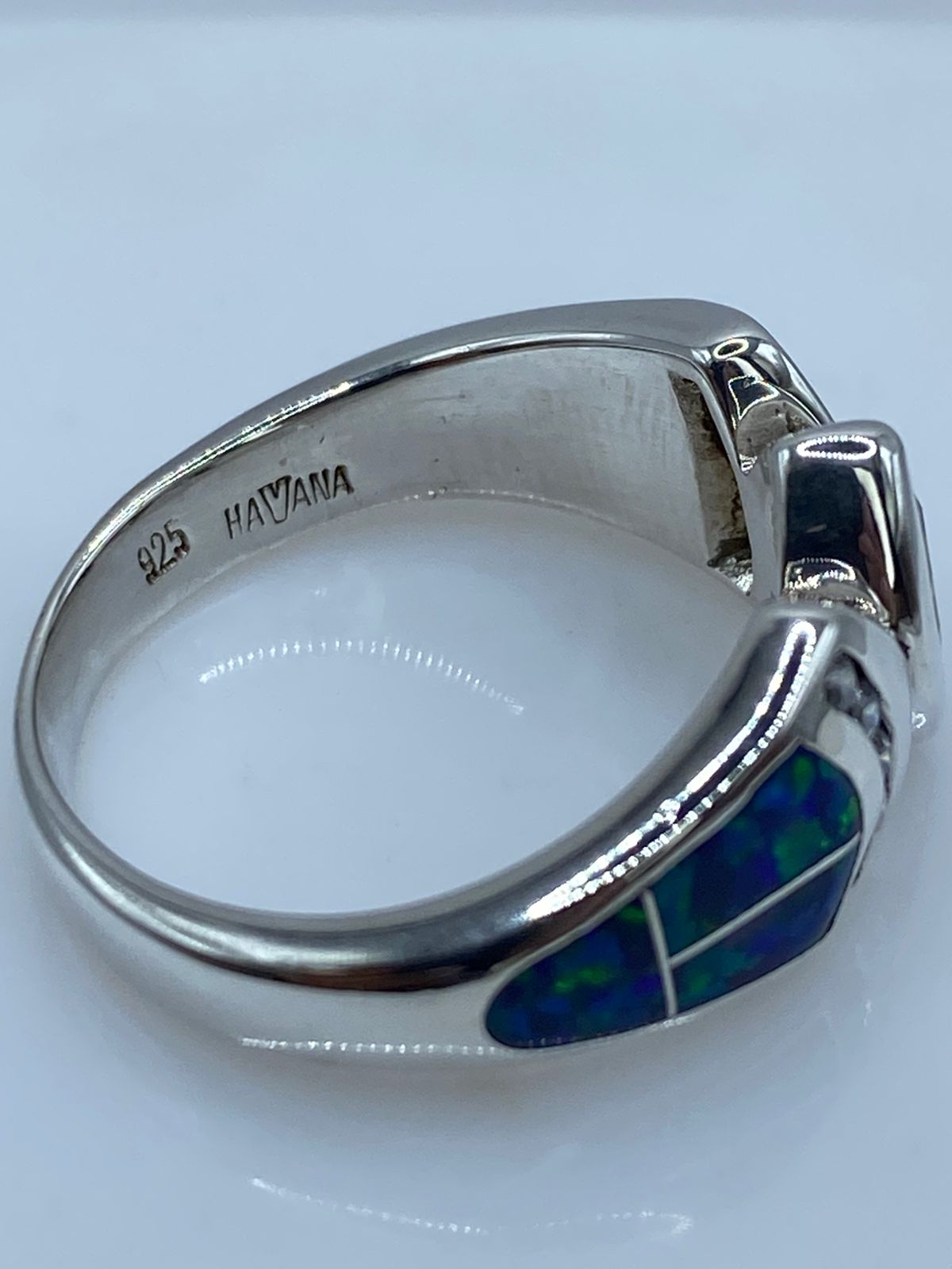 Anillo de Plata Ley 925 con Ópalo de Fuego Azul y Zirconia Verde Olivo