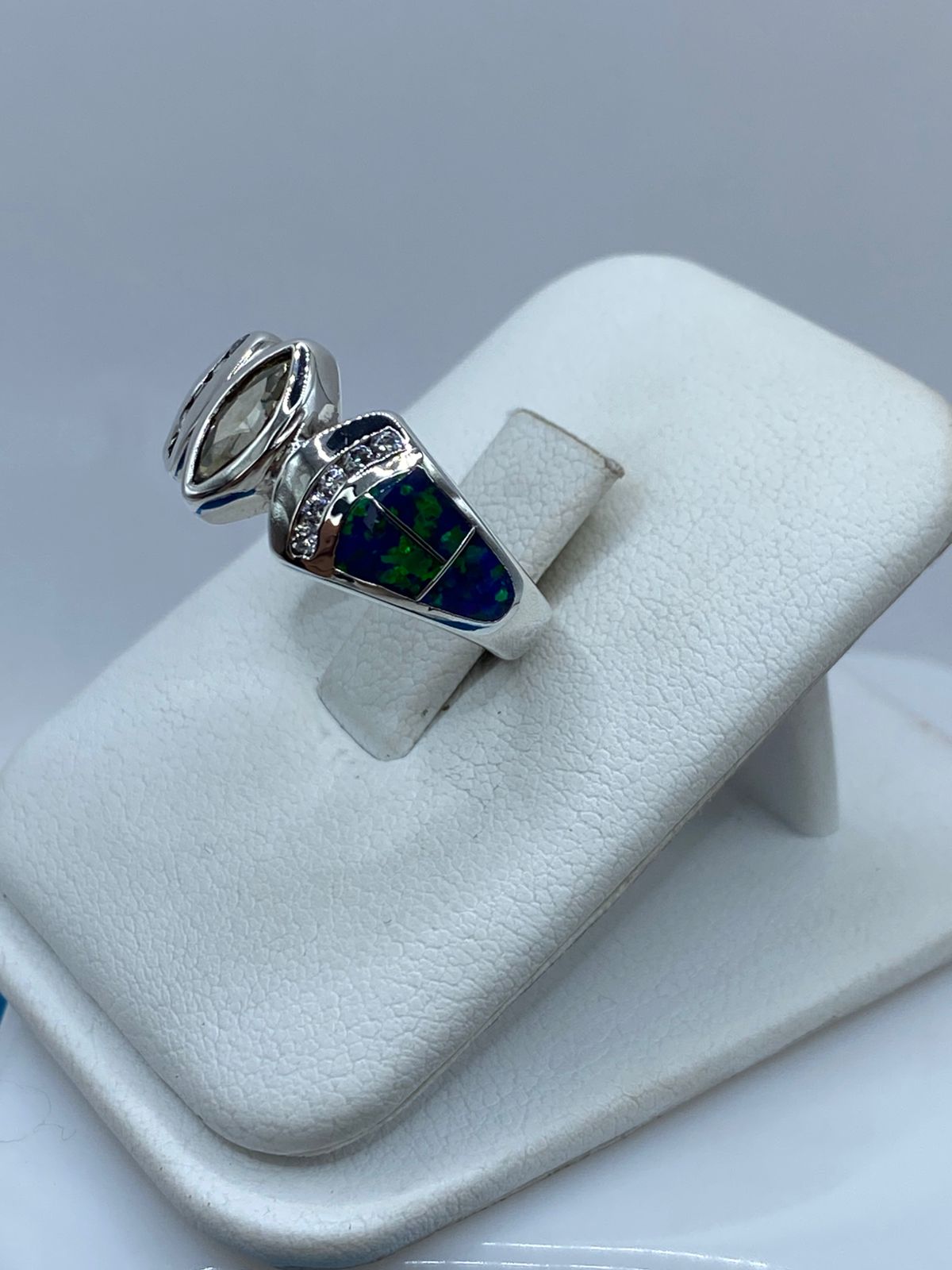 Anillo de Plata Ley 925 con Ópalo de Fuego Azul y Zirconia Verde Olivo