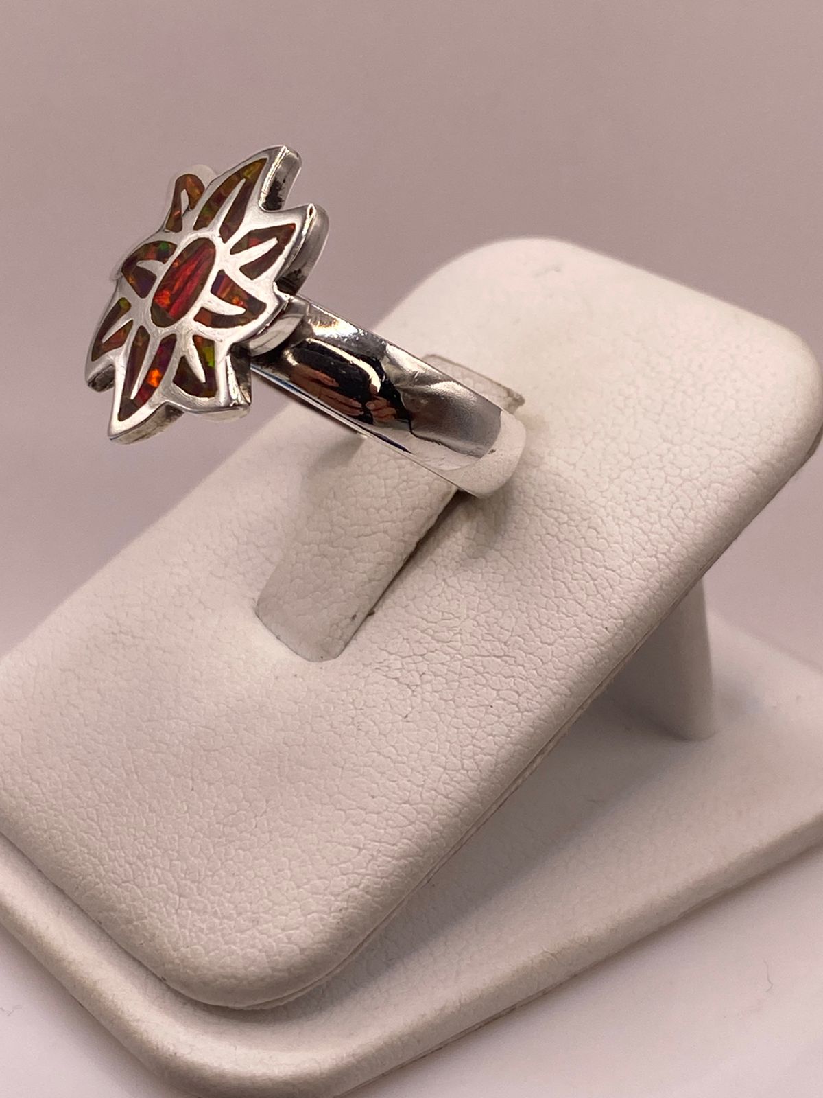 Anillo de Plata Ley .925 con Ópalo de Fuego en Diseño de Flor