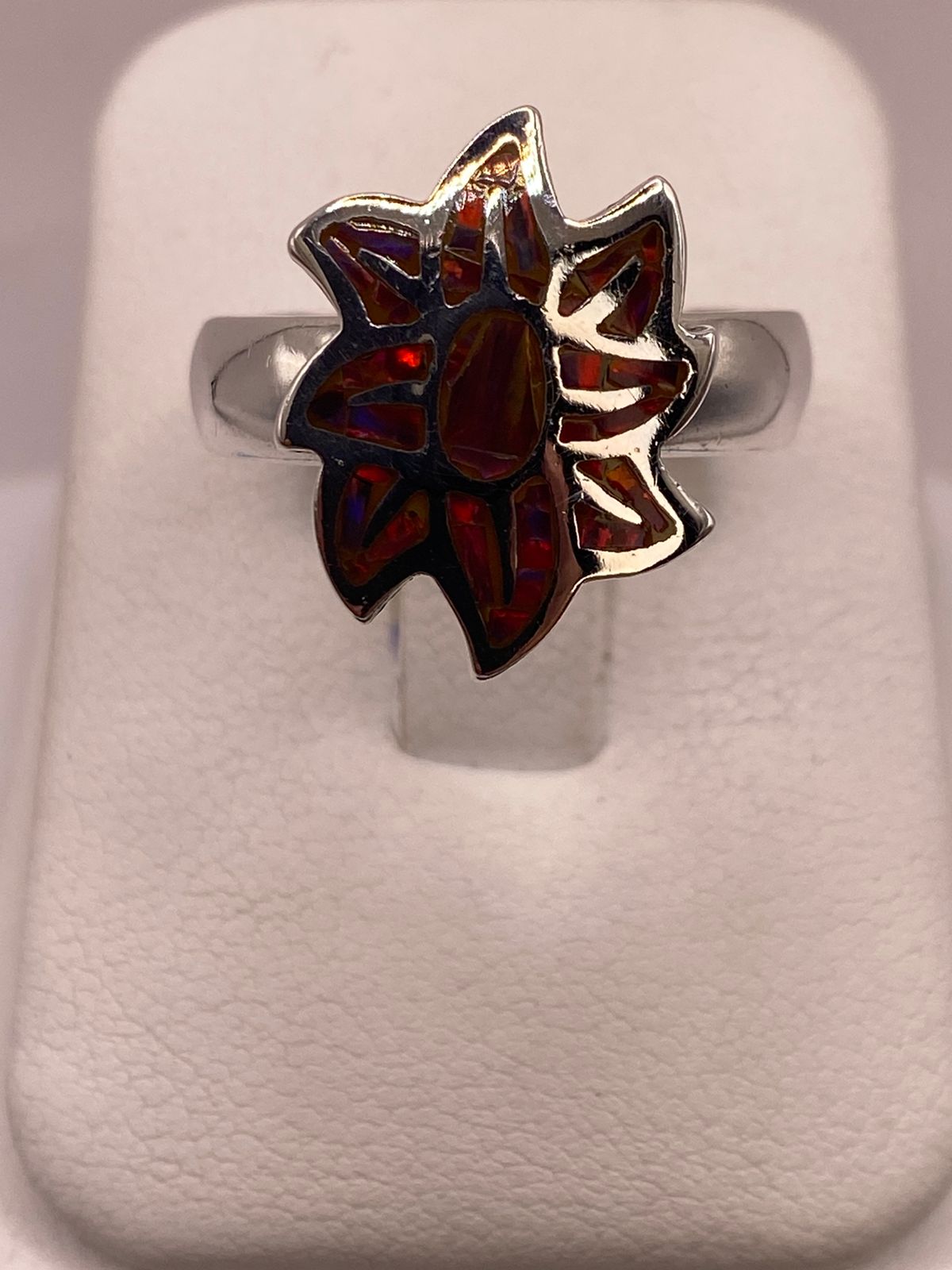 Anillo de Plata Ley .925 con Ópalo de Fuego en Diseño de Flor