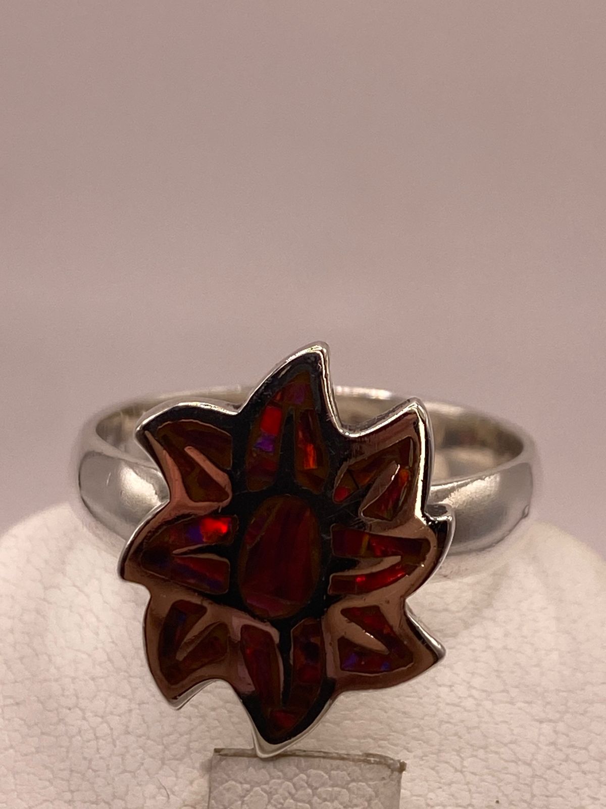 Anillo de Plata Ley .925 con Ópalo de Fuego en Diseño de Flor