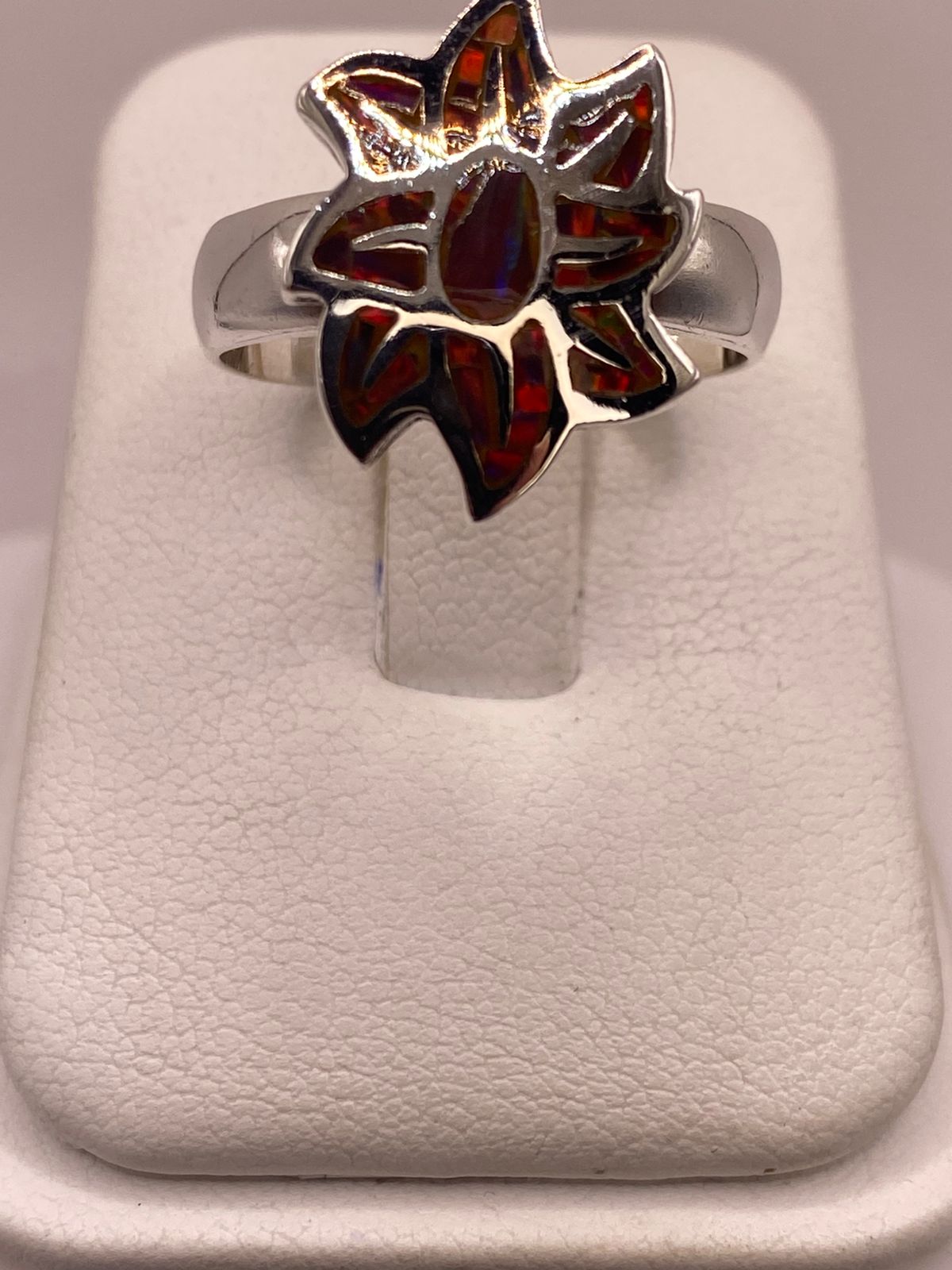 Anillo de Plata Ley .925 con Ópalo de Fuego en Diseño de Flor