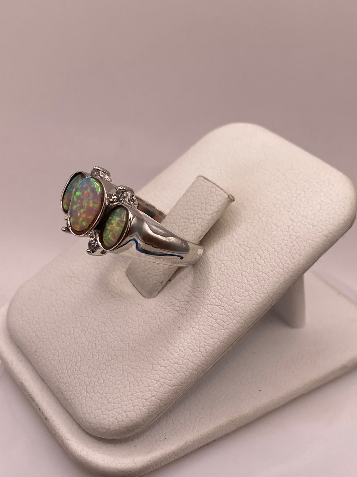 Anillo de Plata Ley 925 con Ópalo de Fuego Triple y Zirconias Diseño Elegante