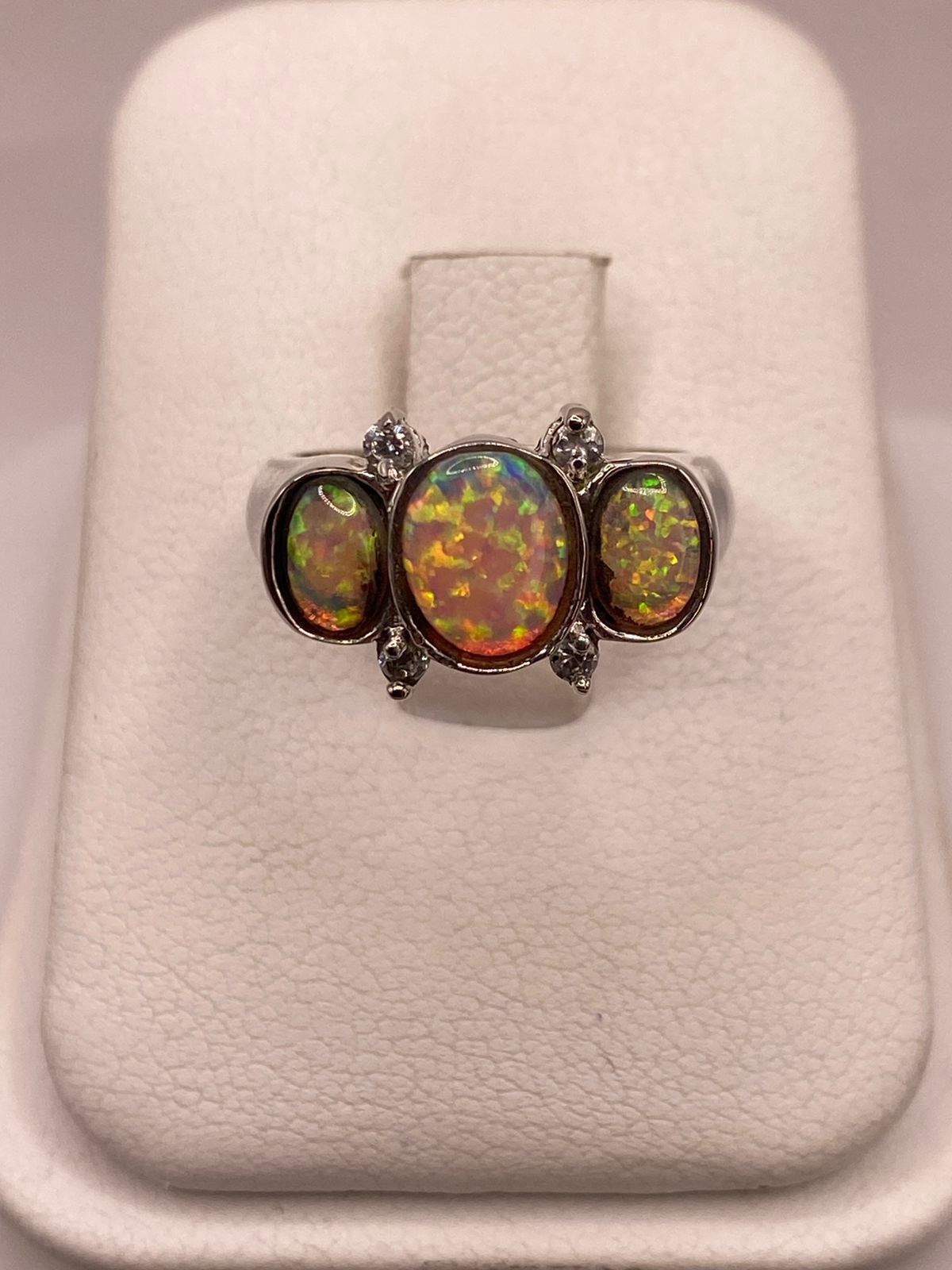 Anillo de Plata Ley 925 con Ópalo de Fuego Triple y Zirconias Diseño Elegante