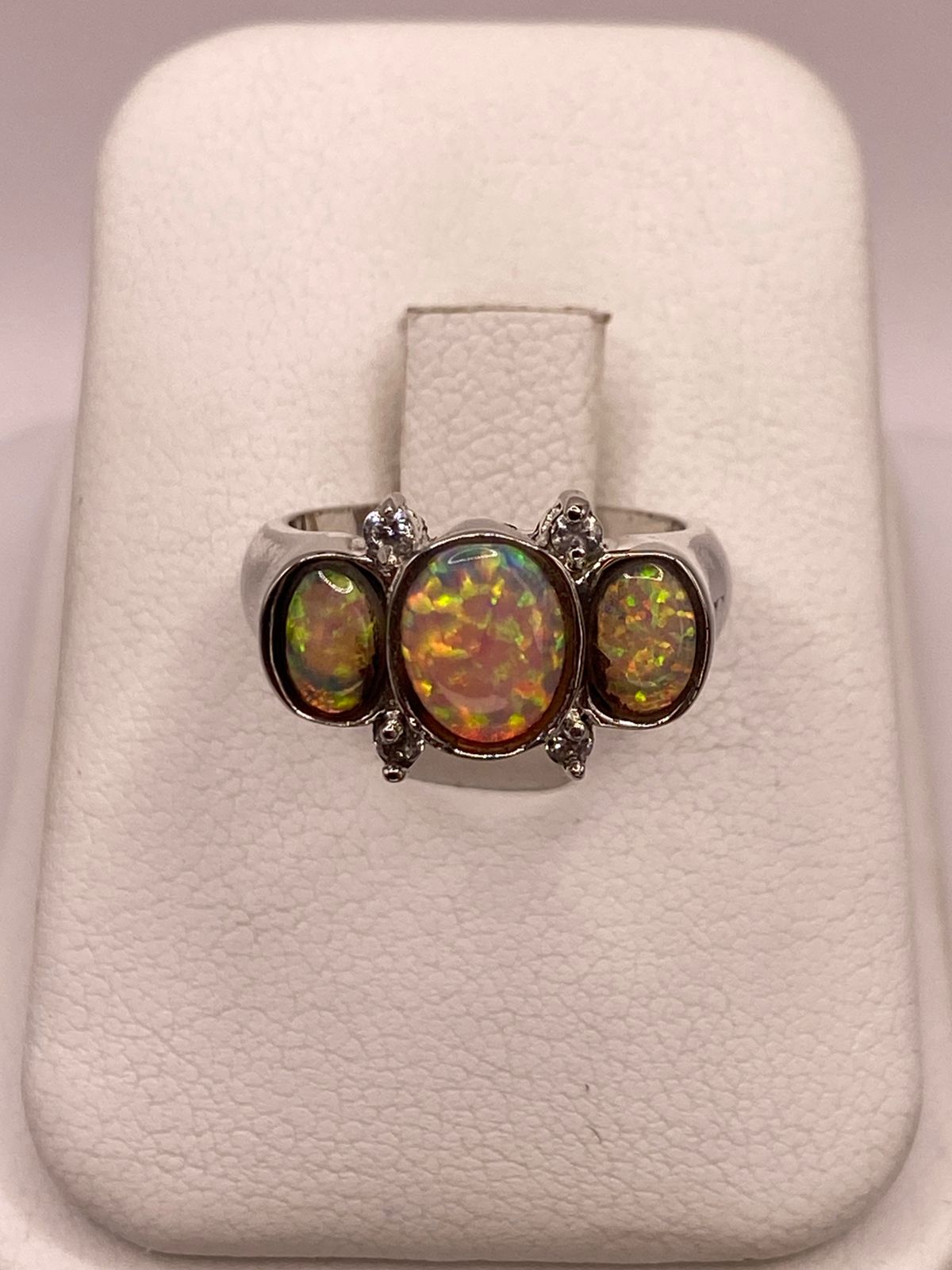Anillo de Plata Ley 925 con Ópalo de Fuego Triple y Zirconias Diseño Elegante