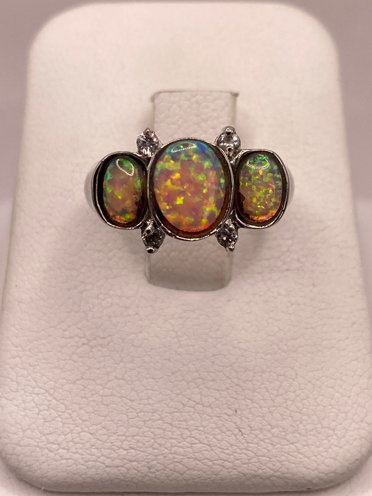 Anillo de Plata Ley 925 con Ópalo de Fuego Triple y Zirconias Diseño Elegante