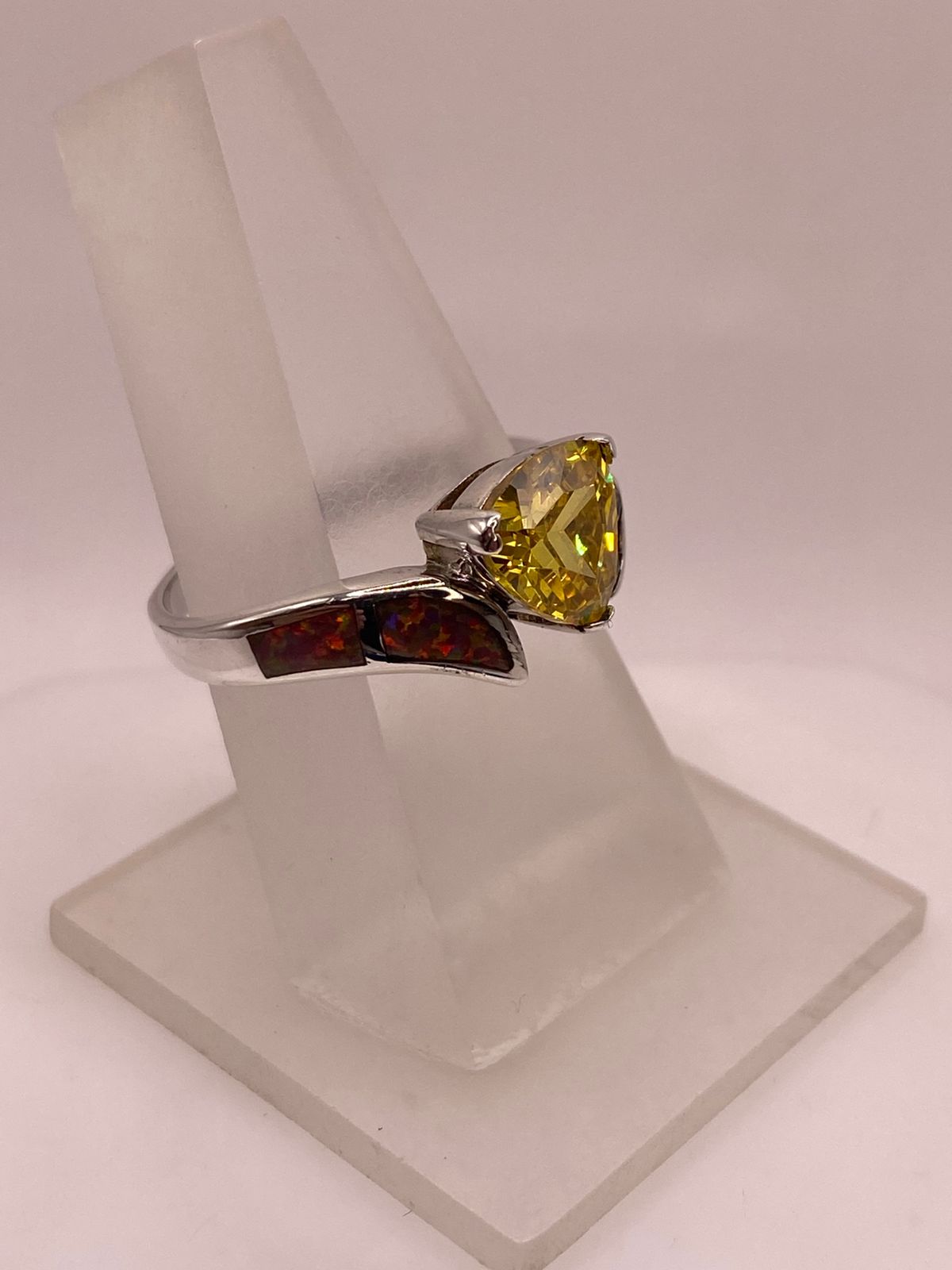 Anillo de Plata Ley 925 con Ópalo de Fuego, Zirconias y Piedra Amarilla