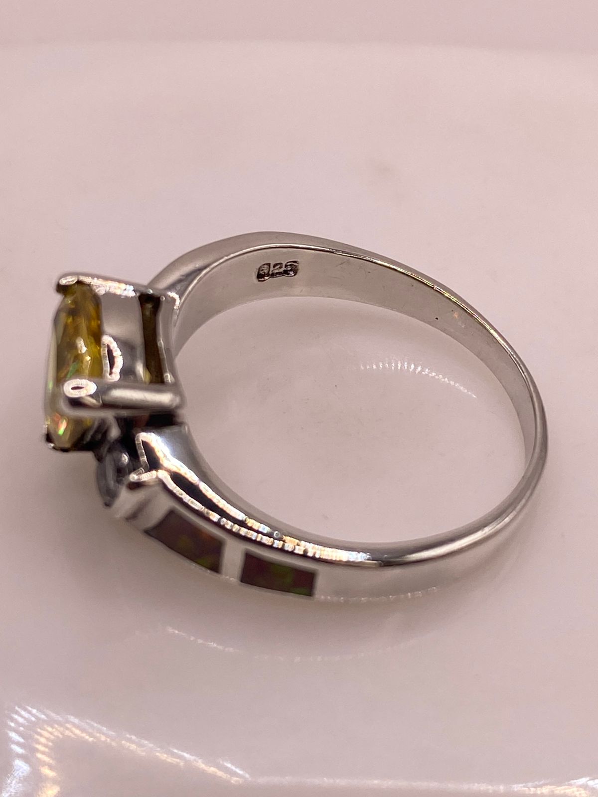 Anillo de Plata Ley 925 con Ópalo de Fuego, Zirconias y Piedra Amarilla