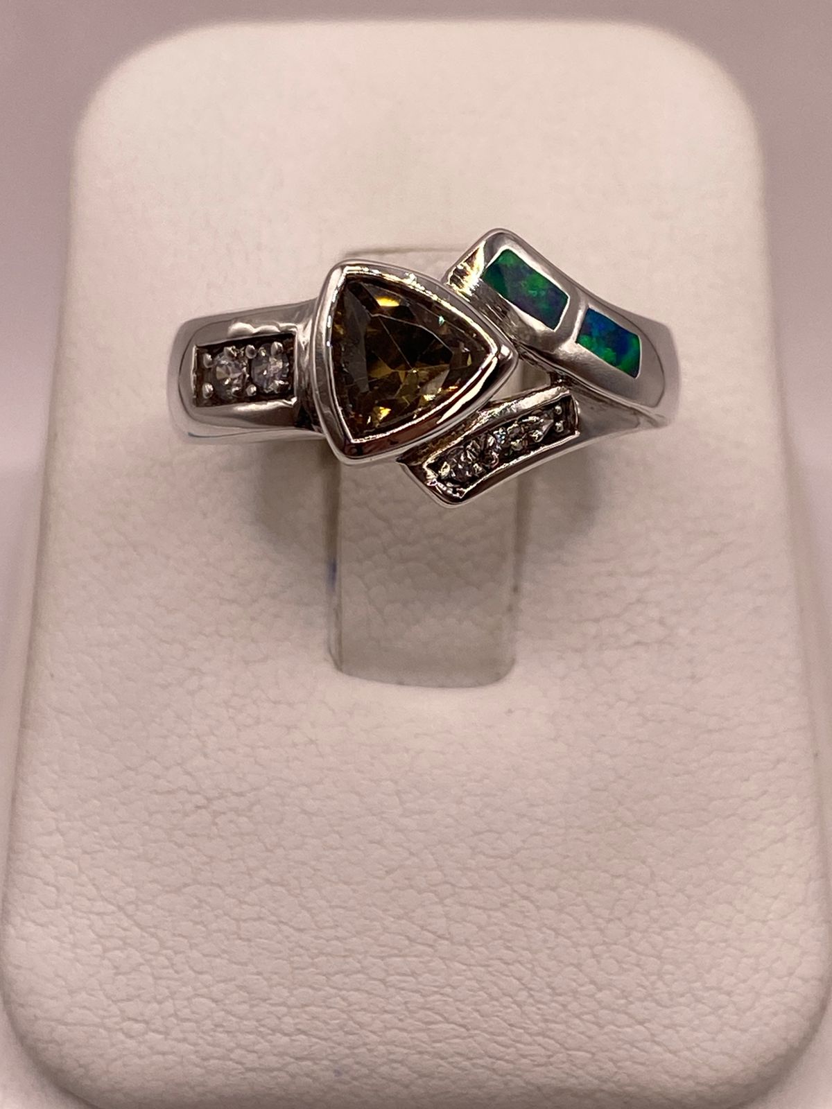 Anillo de Plata Ley 925 con Ópalo y Zirconia Color Champagne Diseño Moderno