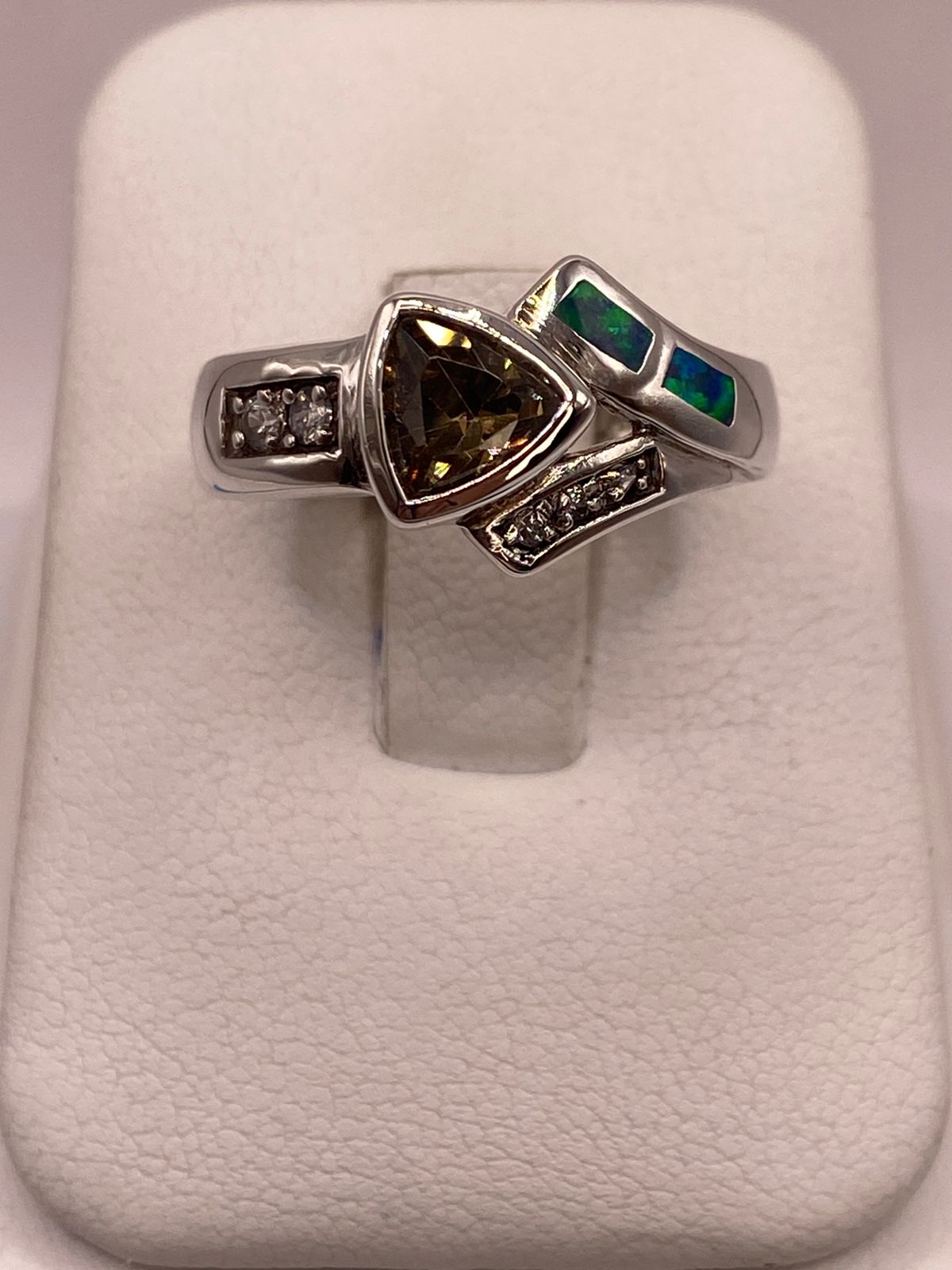 Anillo de Plata Ley 925 con Ópalo y Zirconia Color Champagne Diseño Moderno