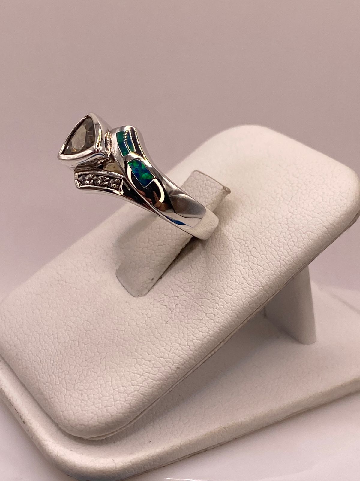 Anillo de Plata Ley 925 con Ópalo y Zirconia Color Champagne Diseño Moderno
