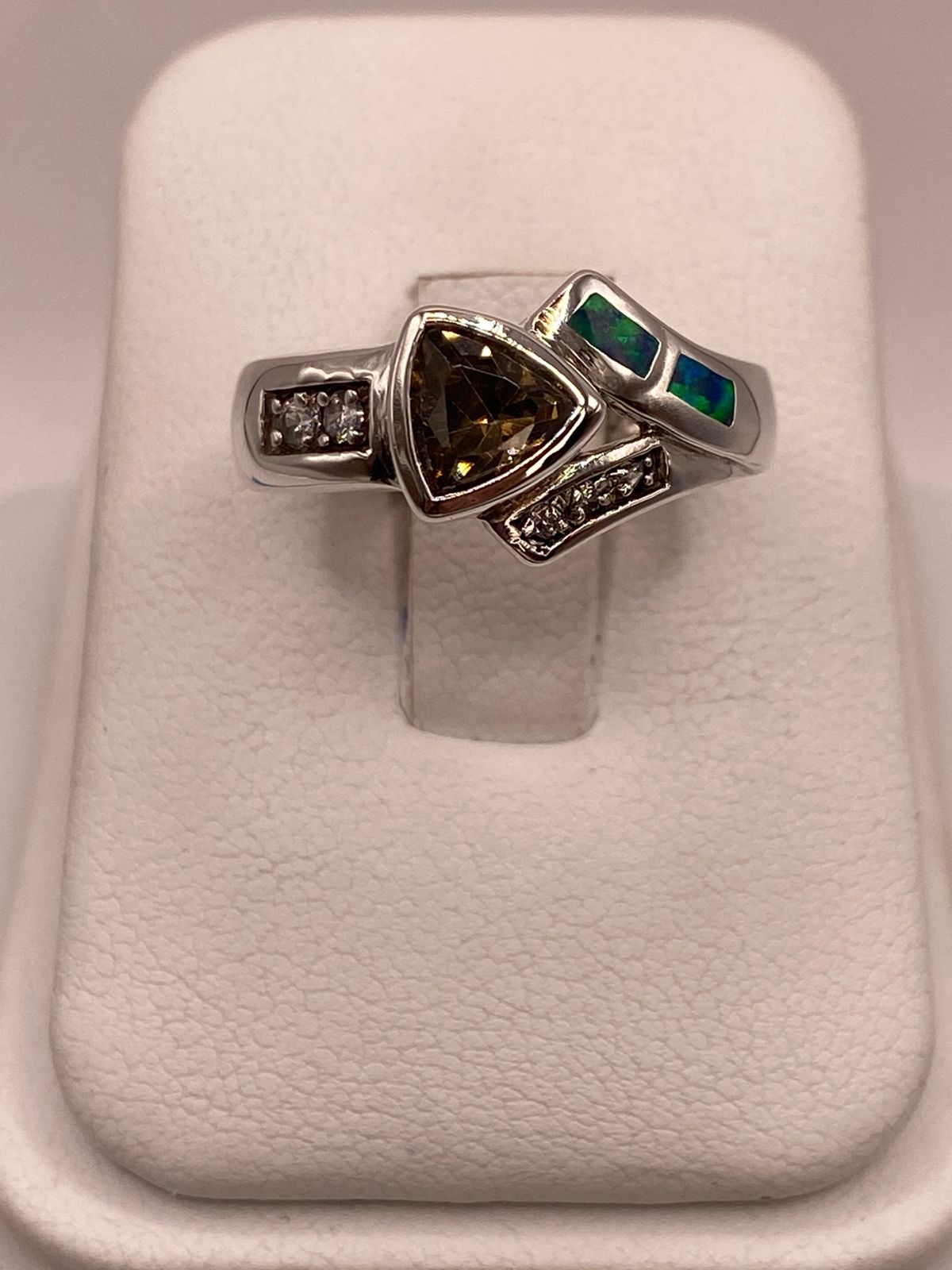 Anillo de Plata Ley 925 con Ópalo y Zirconia Color Champagne Diseño Moderno