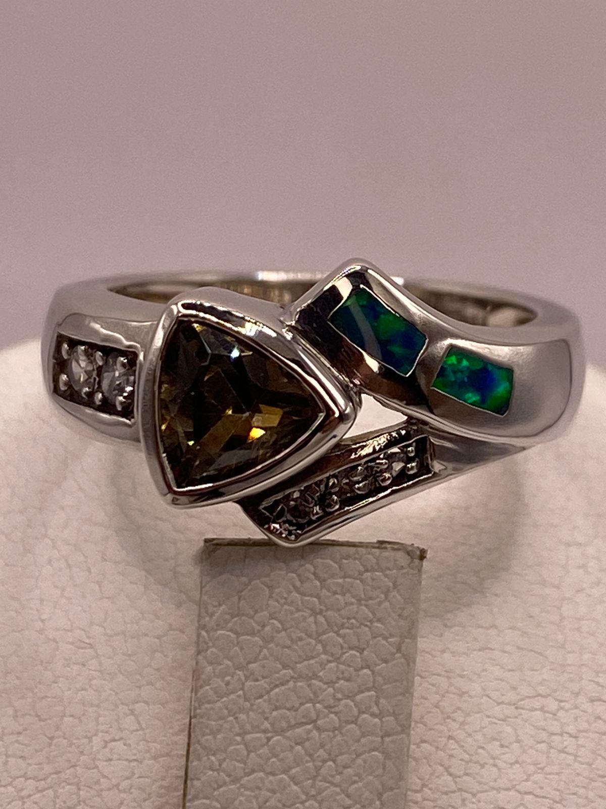 Anillo de Plata Ley 925 con Ópalo y Zirconia Color Champagne Diseño Moderno