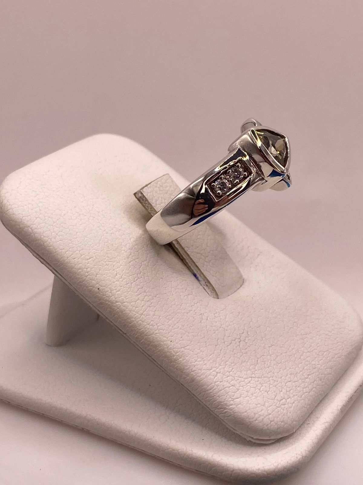 Anillo de Plata Ley 925 con Ópalo y Zirconia Color Champagne Diseño Moderno