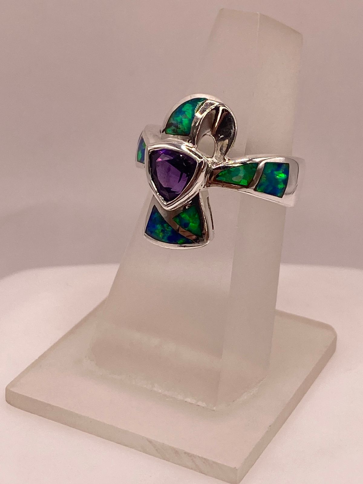 Anillo de Plata Ley 925 con Ópalo y Zirconia Morada Diseño Tipo Cruz Moderna