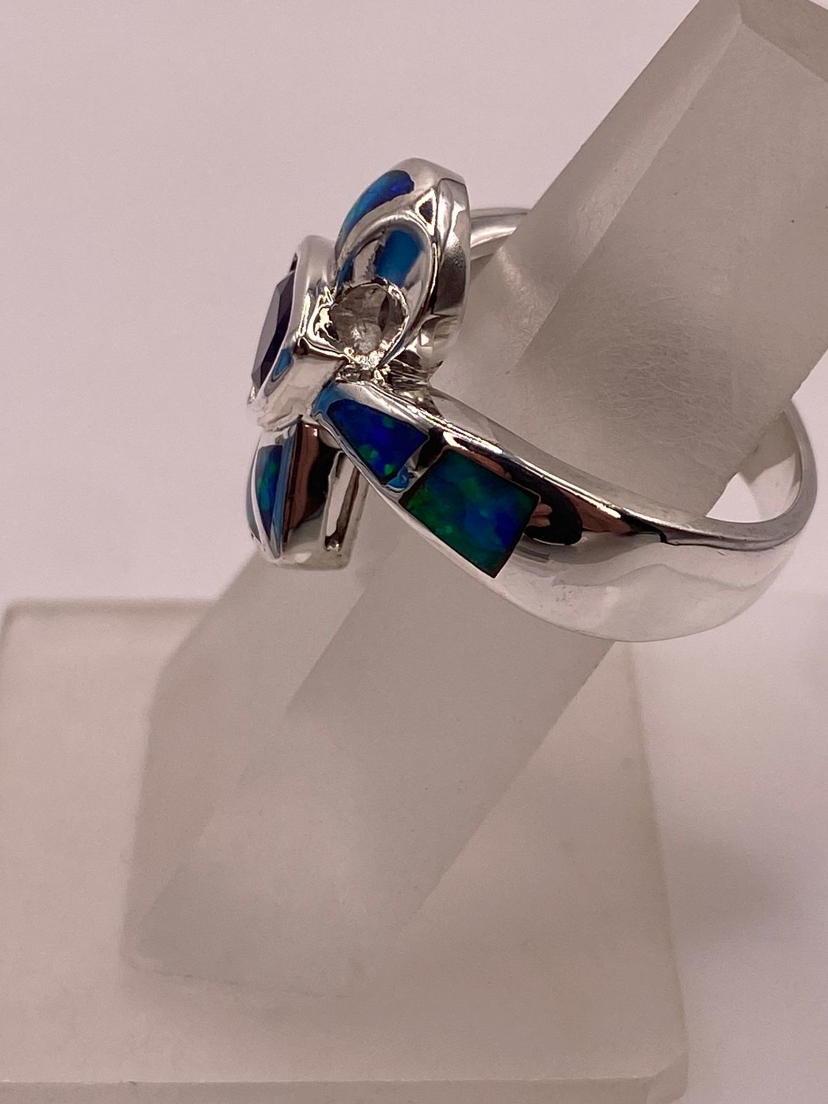 Anillo de Plata Ley 925 con Ópalo y Zirconia Morada Diseño Tipo Cruz Moderna