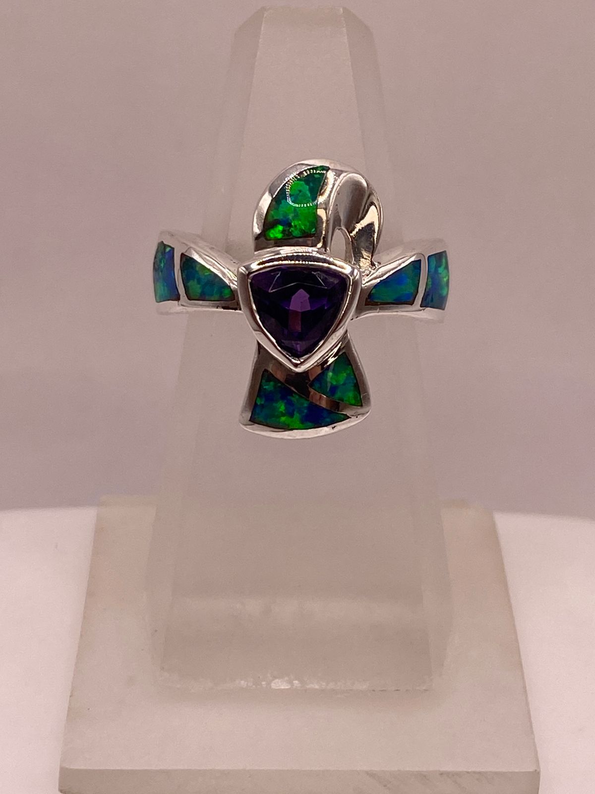 Anillo de Plata Ley 925 con Ópalo y Zirconia Morada Diseño Tipo Cruz Moderna