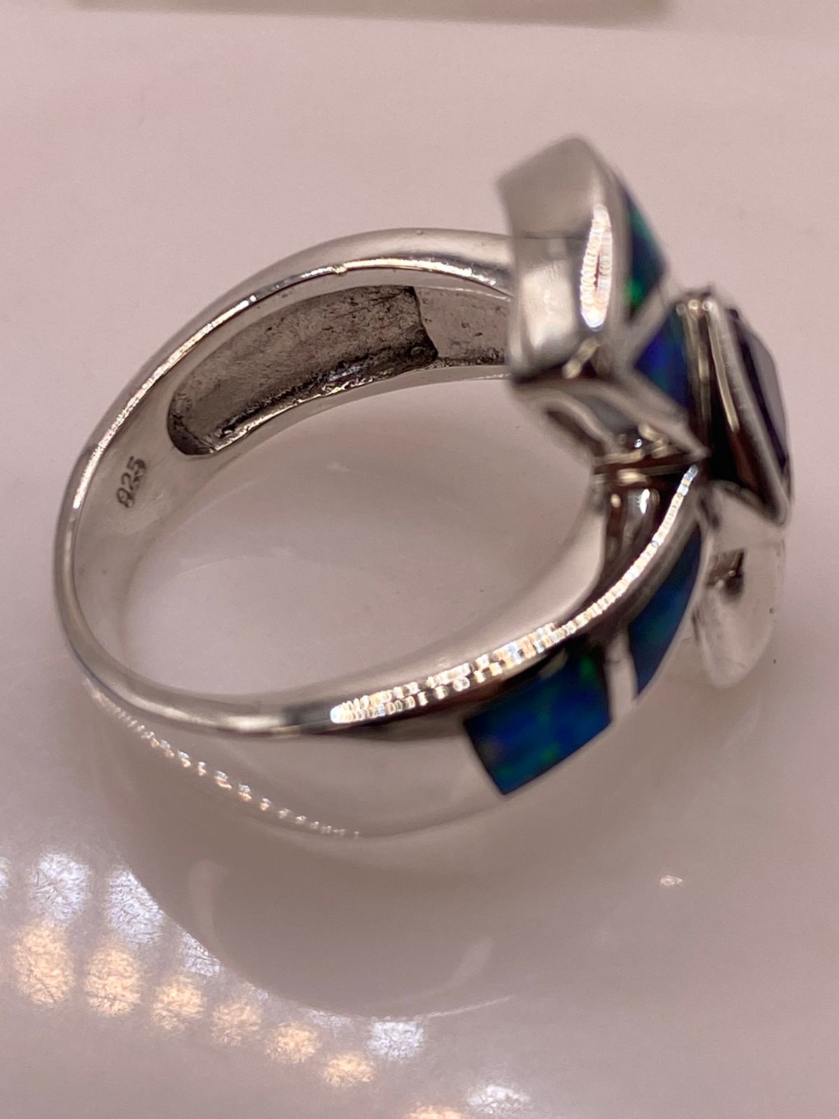 Anillo de Plata Ley 925 con Ópalo y Zirconia Morada Diseño Tipo Cruz Moderna