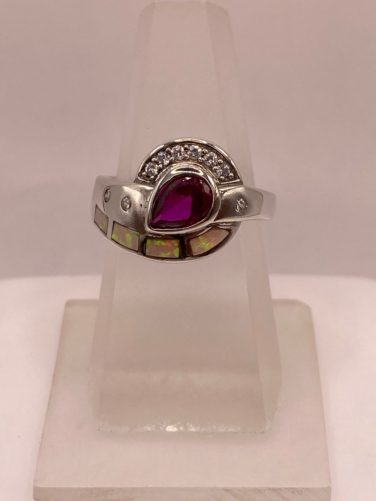 ANILLO DE PLATA LEY 925 CON ÓPALO DE FUEGO, ZIRCONIA FUCSIA Y DETALLES DE ZIRCONIA