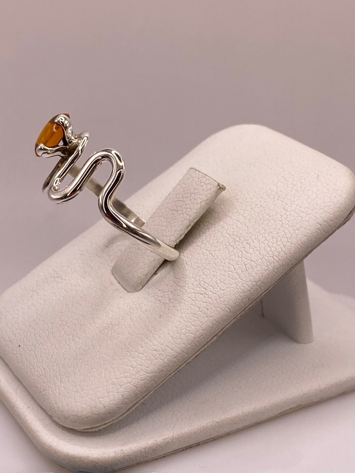 Anillo de Plata Ley 925 con Piedra Ámbar