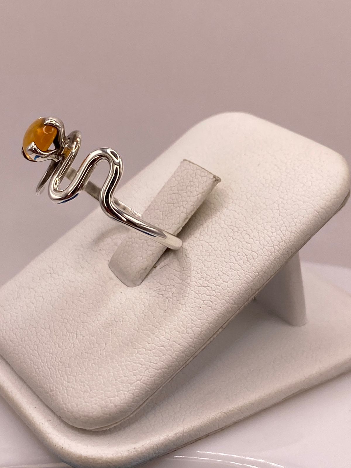 Anillo de Plata Ley 925 con Piedra Ámbar