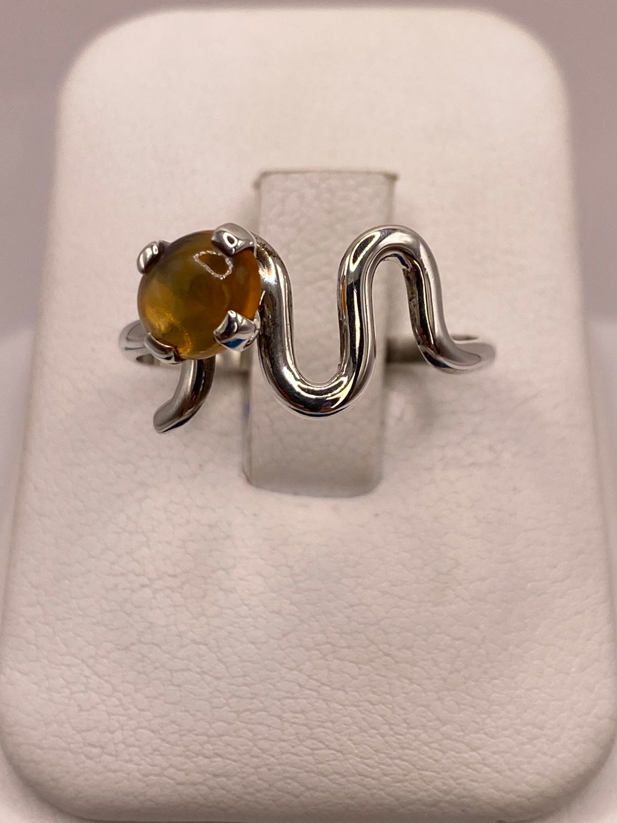 Anillo de Plata Ley 925 con Piedra Ámbar