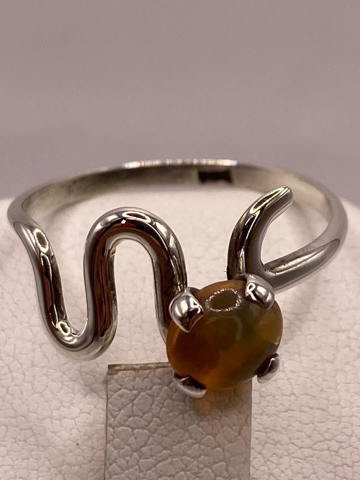 Anillo de Plata Ley 925 con Piedra Ámbar