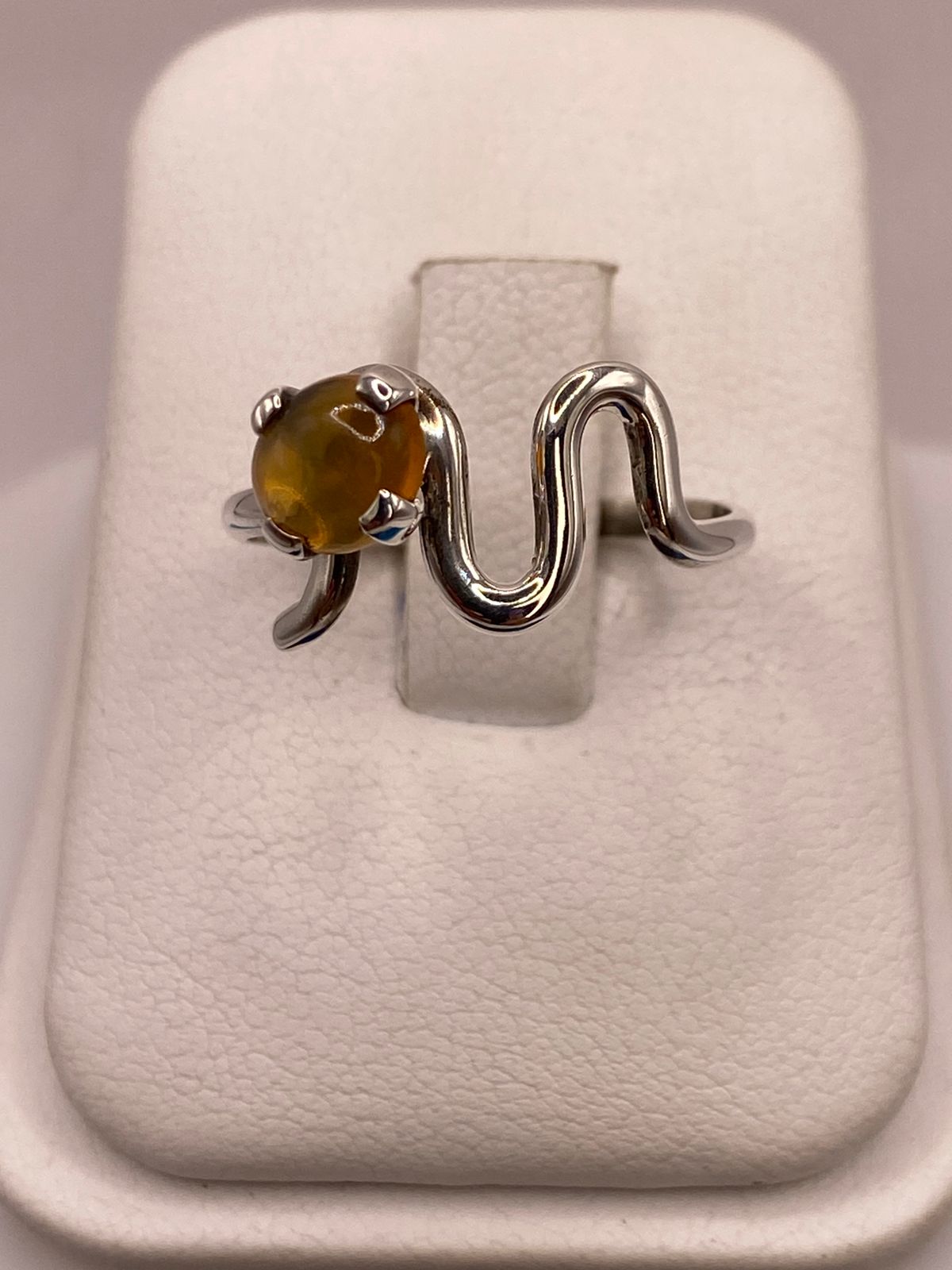 Anillo de Plata Ley 925 con Piedra Ámbar