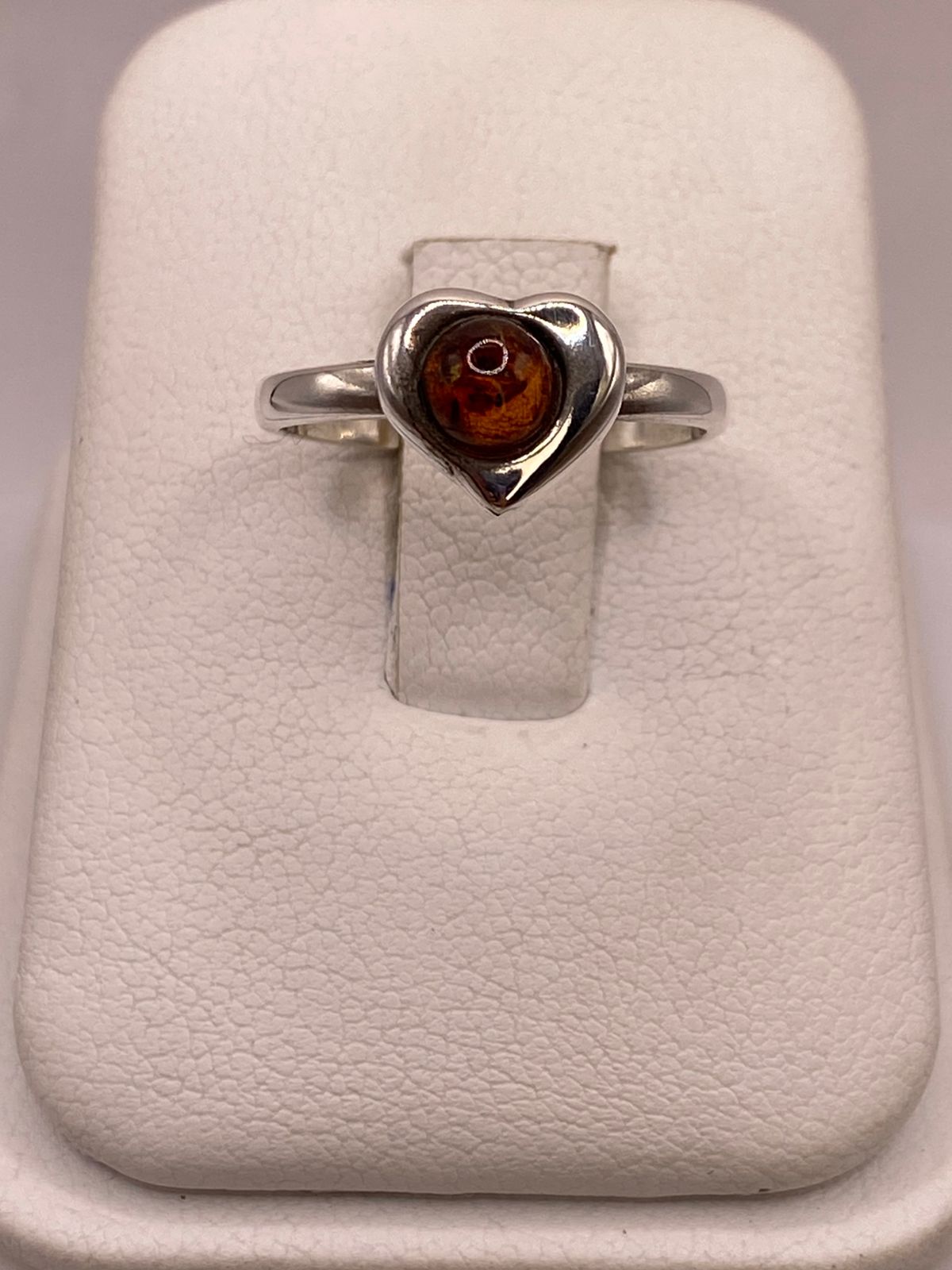 Anillo de Plata Ley 925 con Piedra Ámbar en Diseño Corazón