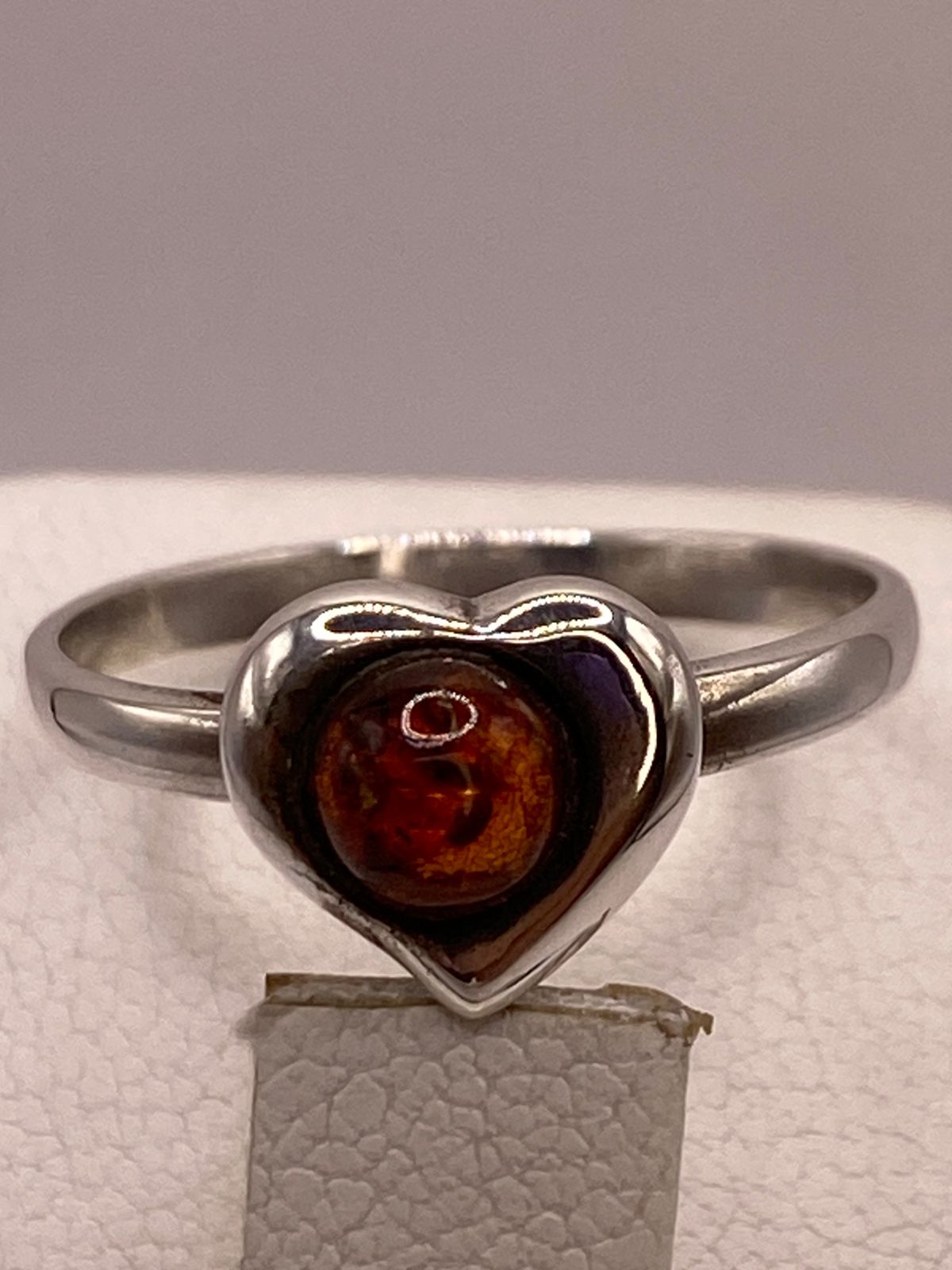 Anillo de Plata Ley 925 con Piedra Ámbar en Diseño Corazón