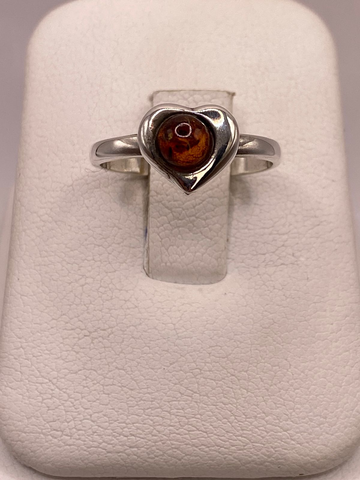Anillo de Plata Ley 925 con Piedra Ámbar en Diseño Corazón