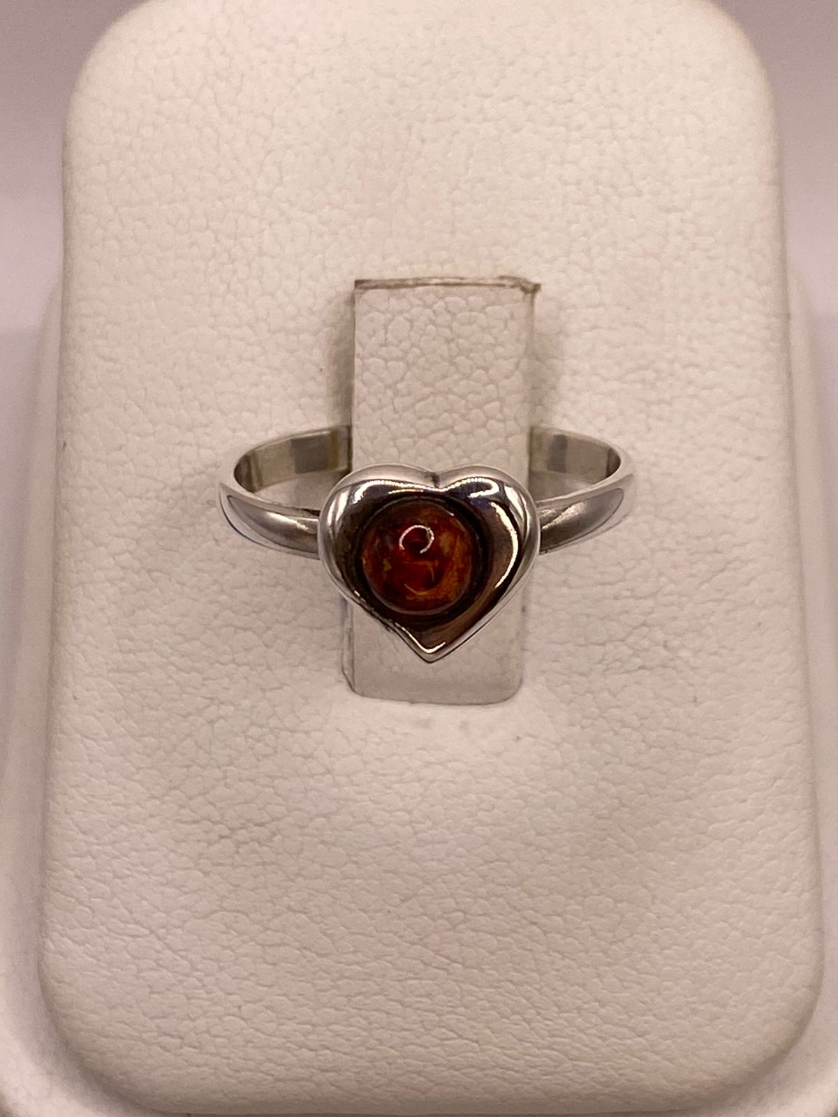 Anillo de Plata Ley 925 con Piedra Ámbar en Diseño Corazón