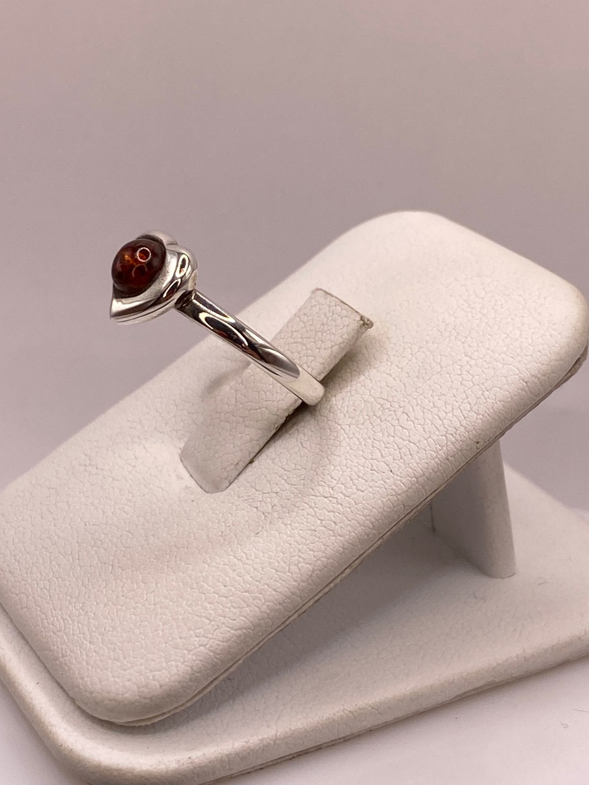 Anillo de Plata Ley 925 con Piedra Ámbar en Diseño Corazón