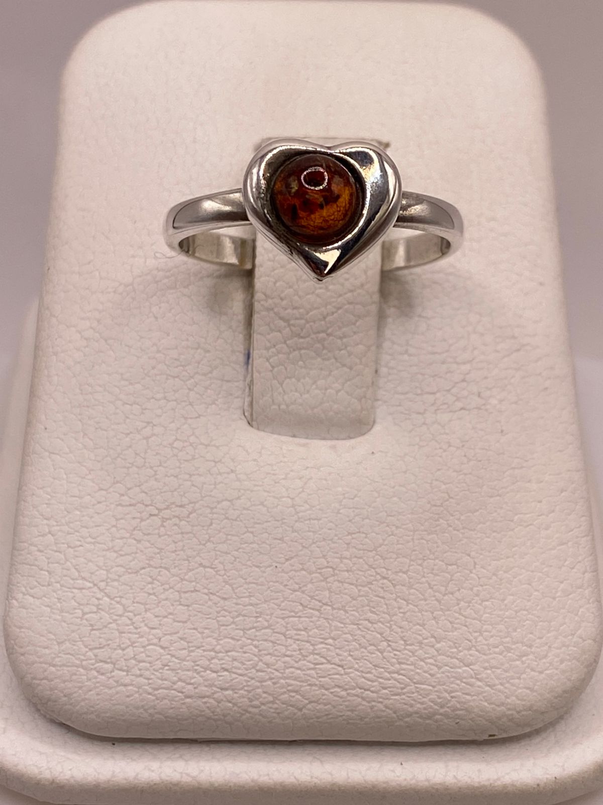 Anillo de Plata Ley 925 con Piedra Ámbar en Diseño Corazón