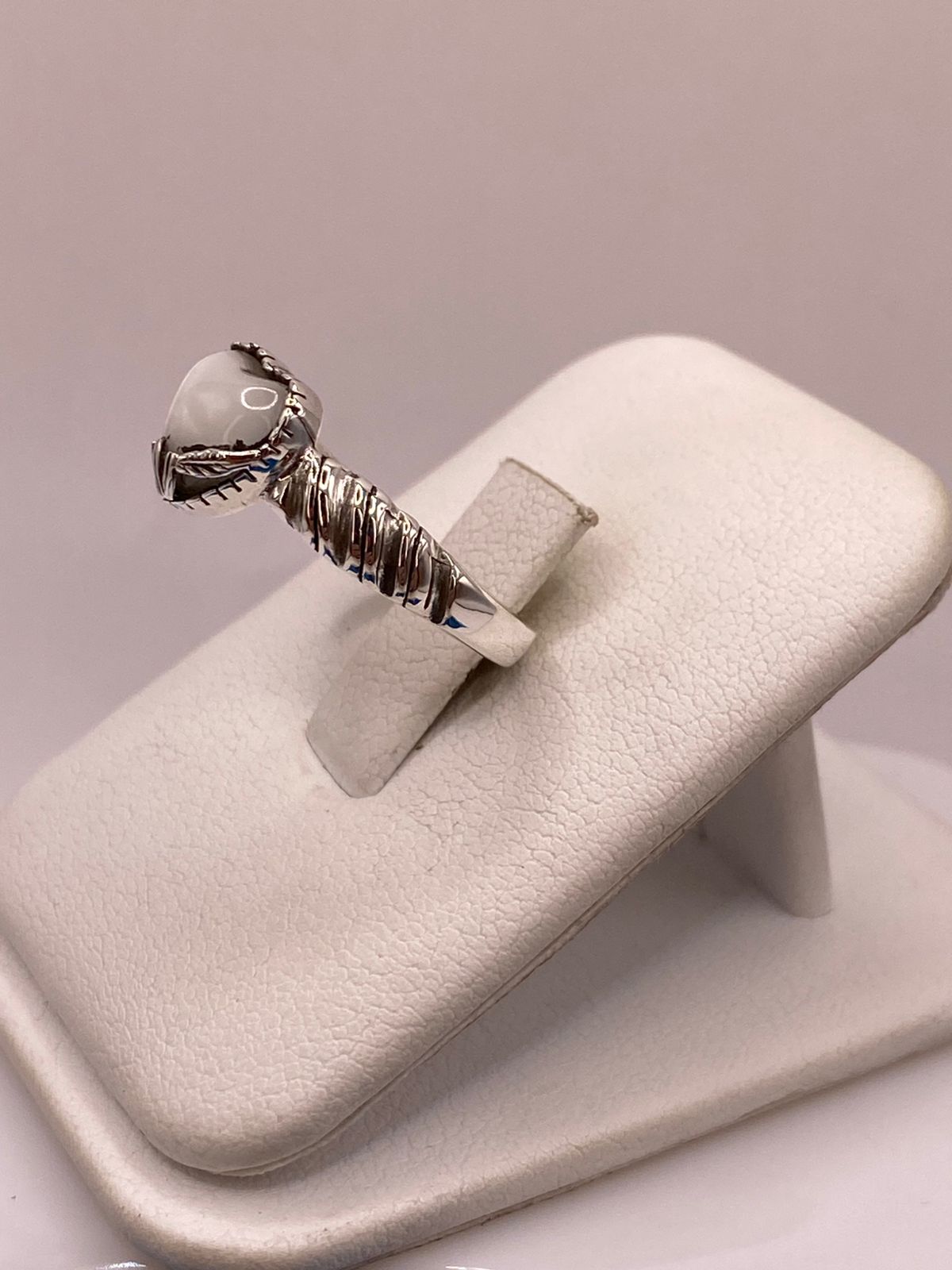 Anillo de Plata Ley 925 con Piedra Corazón Blanca