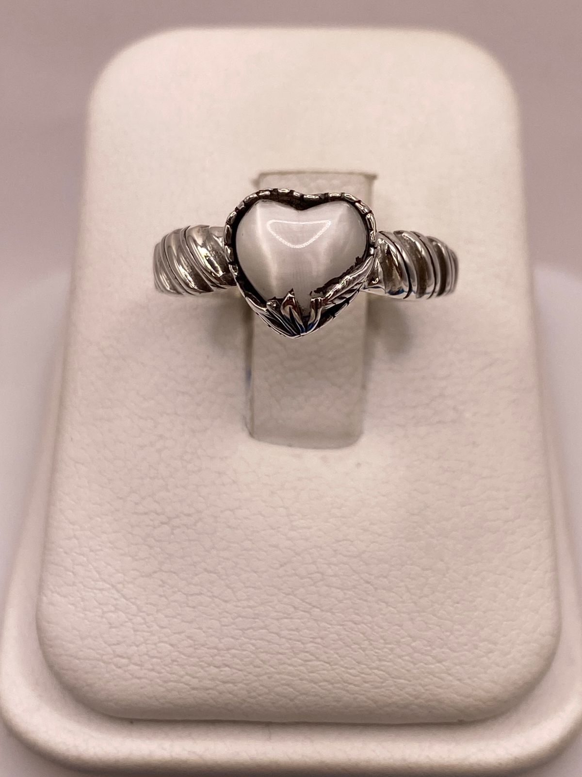 Anillo de Plata Ley 925 con Piedra Corazón Blanca