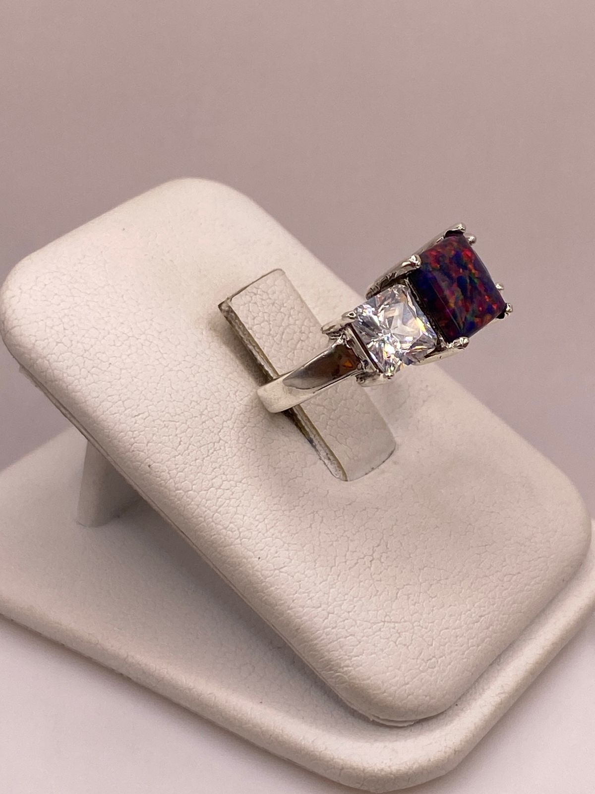 Anillo de Plata Ley 925 con Piedra Ópalo Azul y Zirconias Blancas