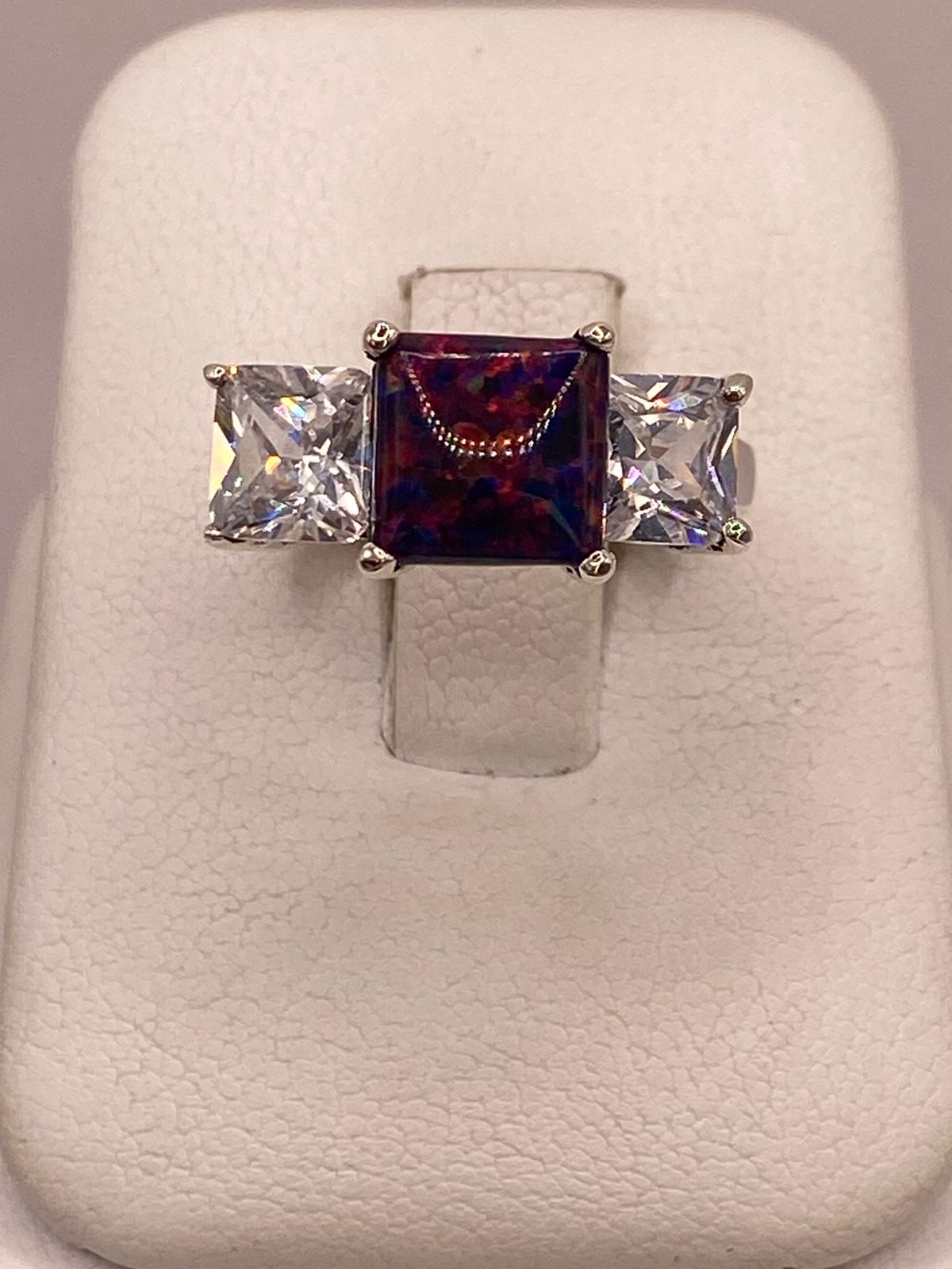 Anillo de Plata Ley 925 con Piedra Ópalo Azul y Zirconias Blancas