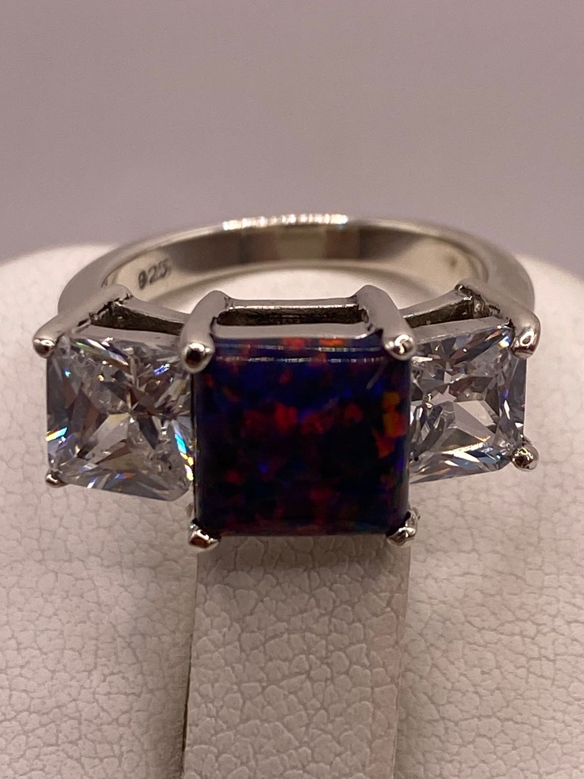 Anillo de Plata Ley 925 con Piedra Ópalo Azul y Zirconias Blancas