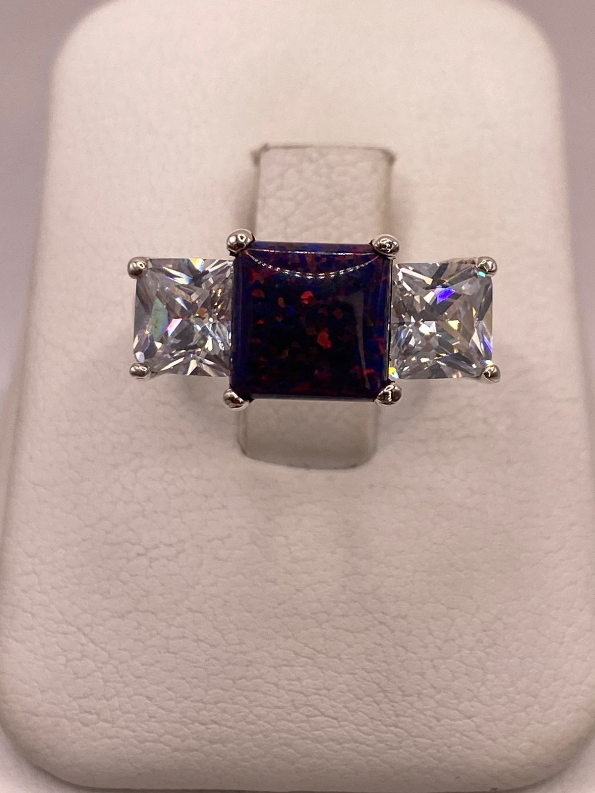 Anillo de Plata Ley 925 con Piedra Ópalo Azul y Zirconias Blancas
