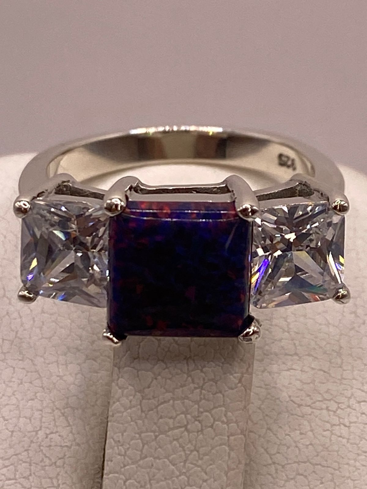 Anillo de Plata Ley 925 con Piedra Ópalo Azul y Zirconias Blancas