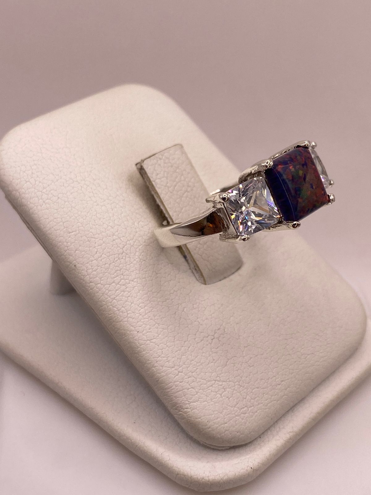 Anillo de Plata Ley 925 con Piedra Ópalo Azul y Zirconias Blancas