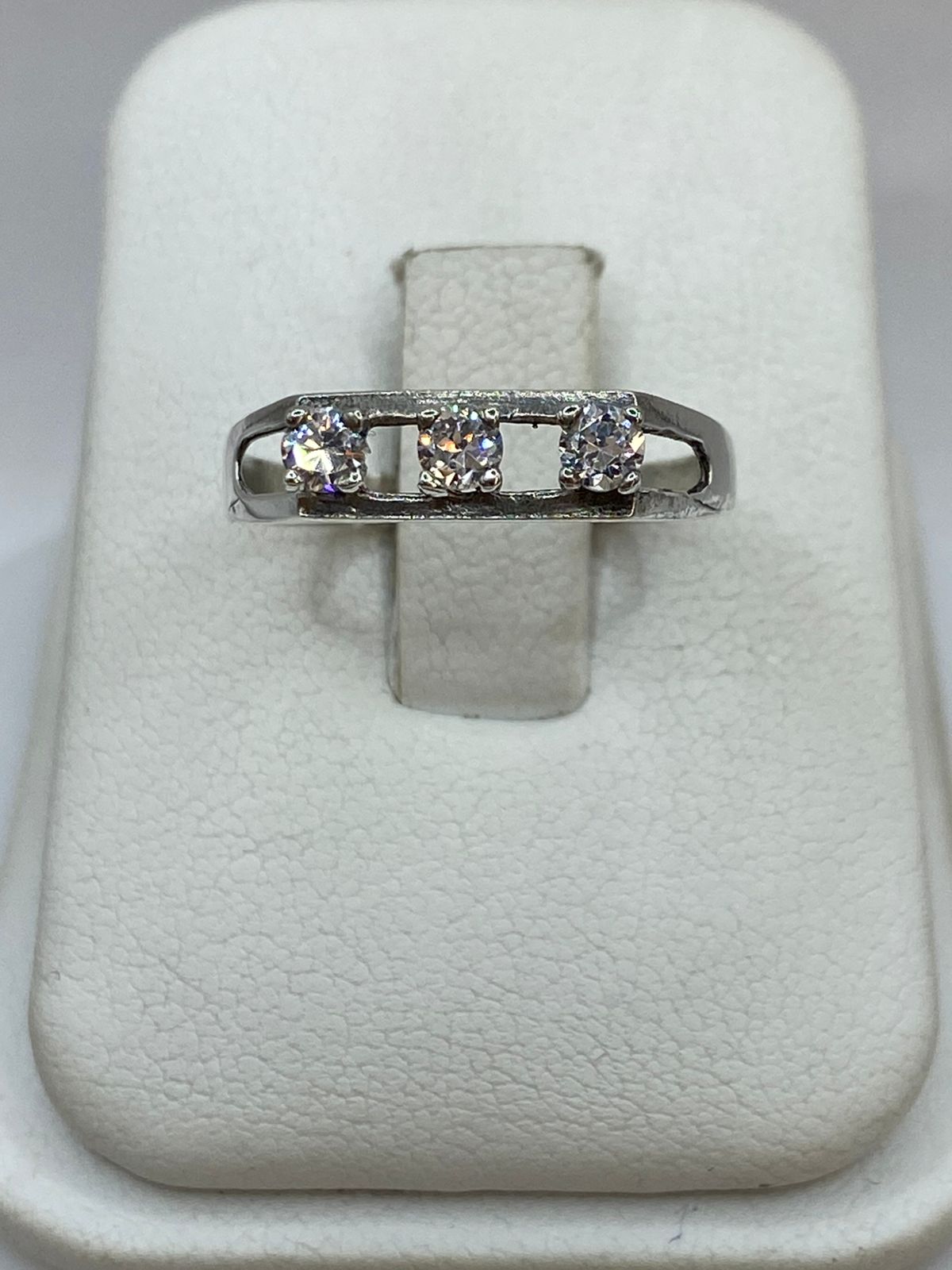 Anillo de Plata Ley 925 con Tres Zirconias Blancas