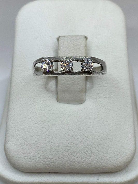 ANILLO DE PLATA LEY 925 CON TRES ZIRCONIAS BLANCAS